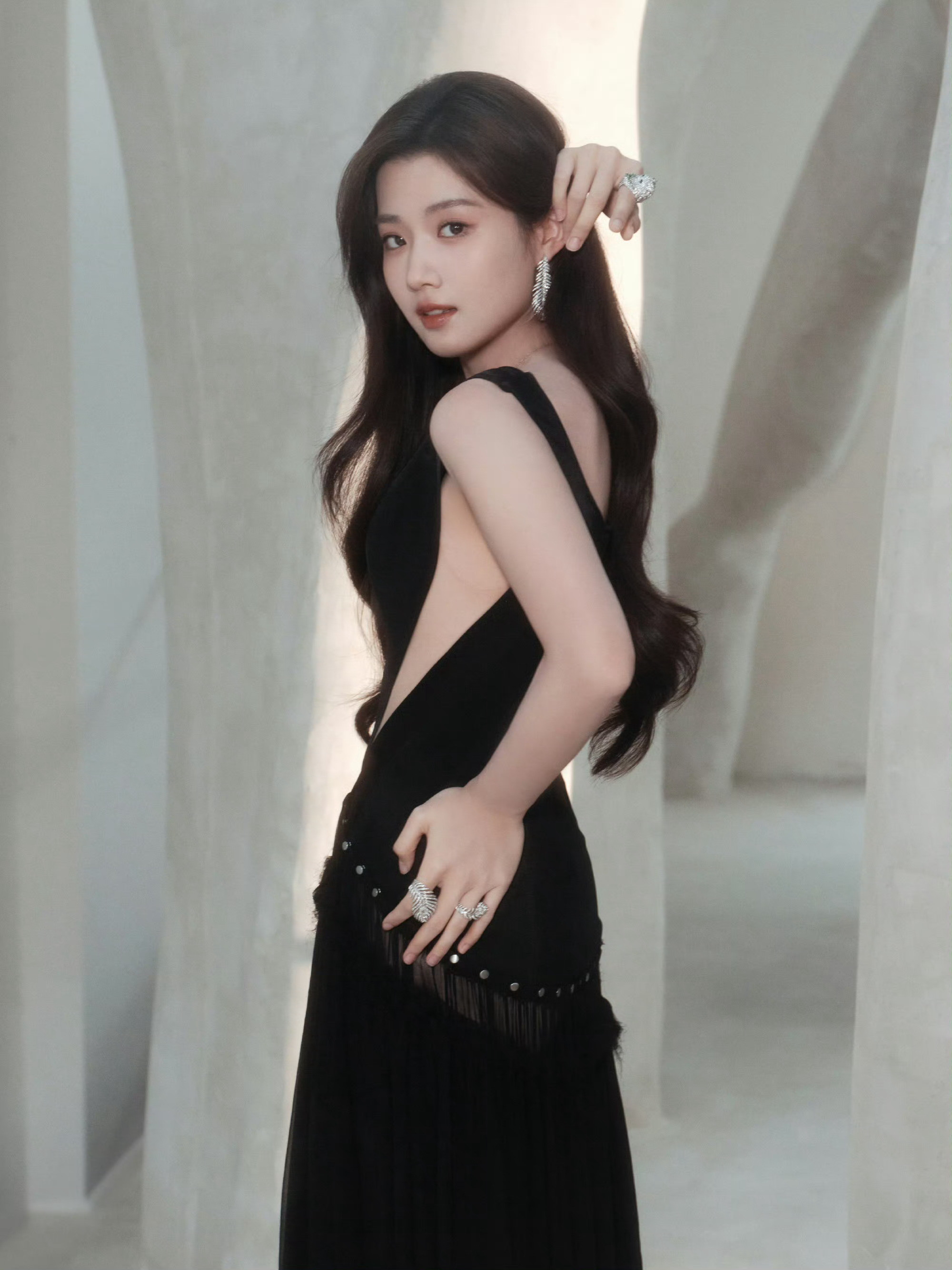 卢昱晓近日活动造型引发关注。作为公众人物，时尚尝试值得尊重，但更需思考：何为真正