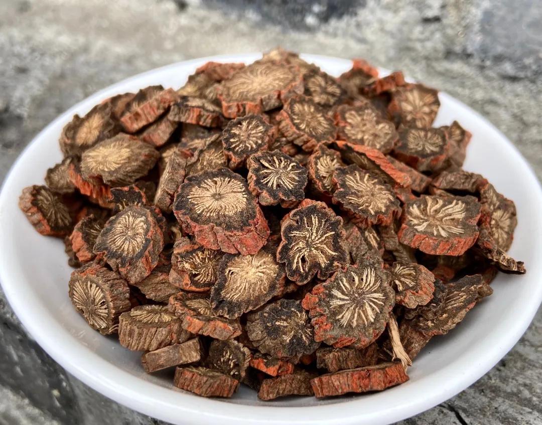 立秋后，几块钱的丹参煮水喝，把颈动脉里的痰血化开，斑块就悄悄稳住了“张大夫，彩