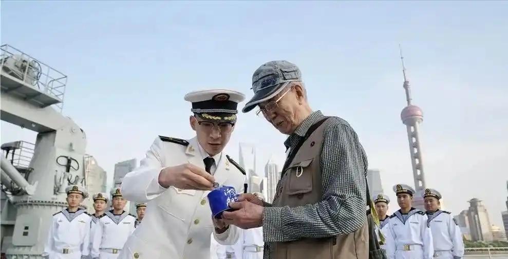 91岁海军老兵邓石想登上沂蒙山舰看看，却因为没预约被安保拦在码头外。情急之下，拿