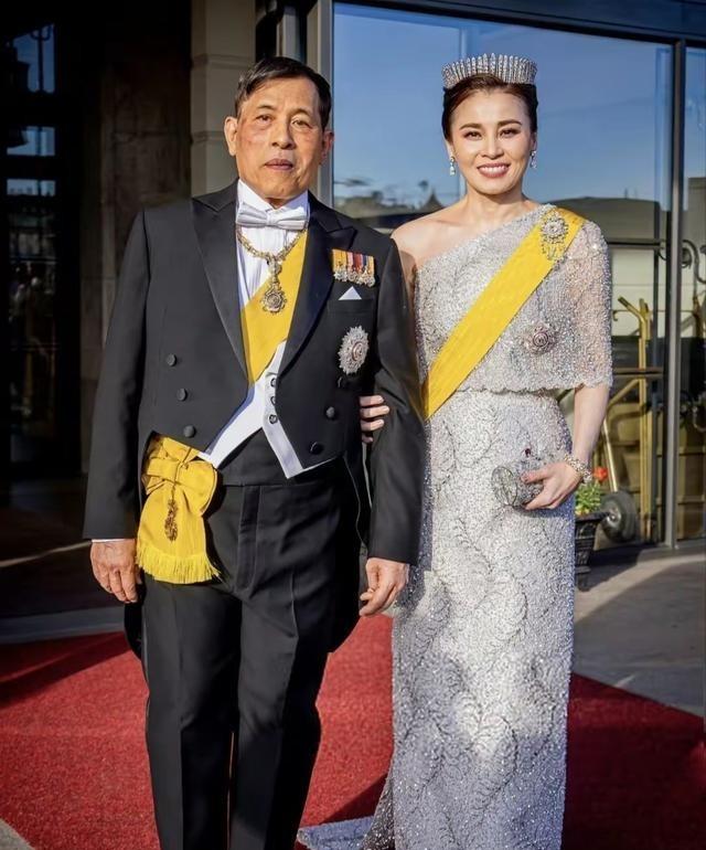 诗妮娜贵妃这趟从欧洲赶回泰国，全程没人替她说话，她自己也知道。加冕7周年的功德仪
