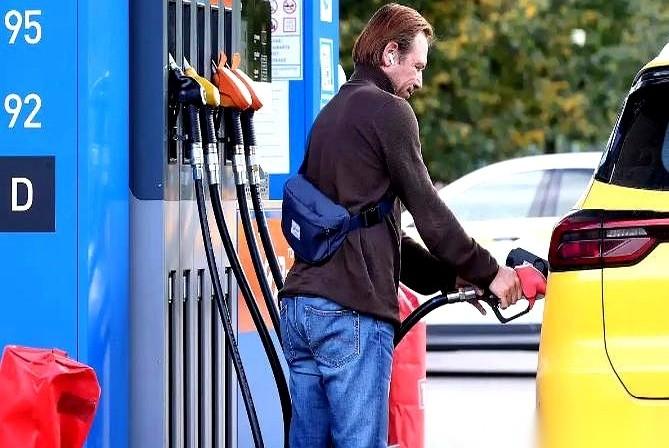 俄罗斯干了件怪事。全世界都盯着中东的油管子，等着油价要爆，结果他一扭头，从4月