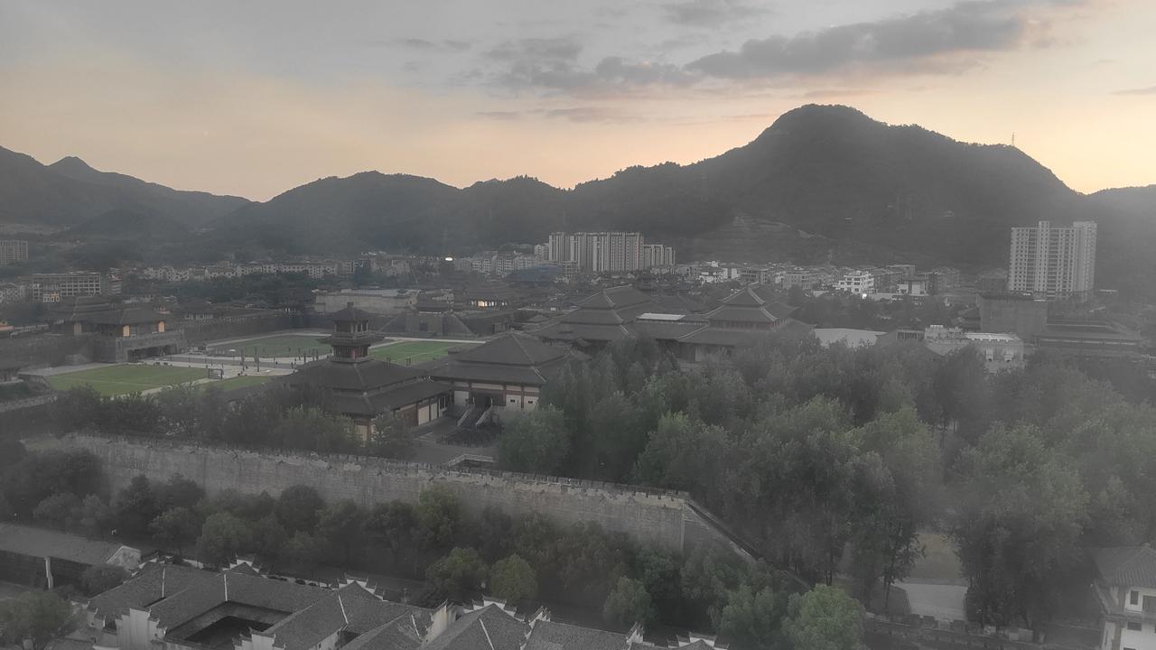 我朋友近期看中一套次新房，房东报价98万，房东说这房是19年买的150多万，算上