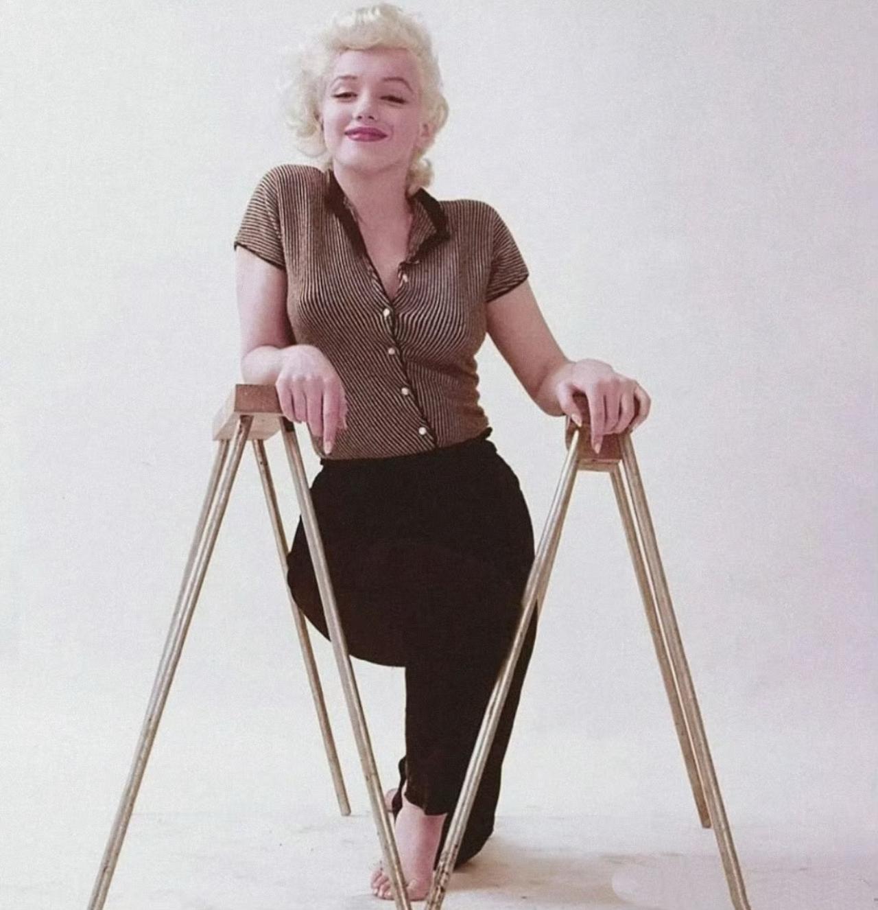 1955年，29岁的玛丽莲.梦露拍下了这张照片，据说这只是随手拍的生活照，并不是