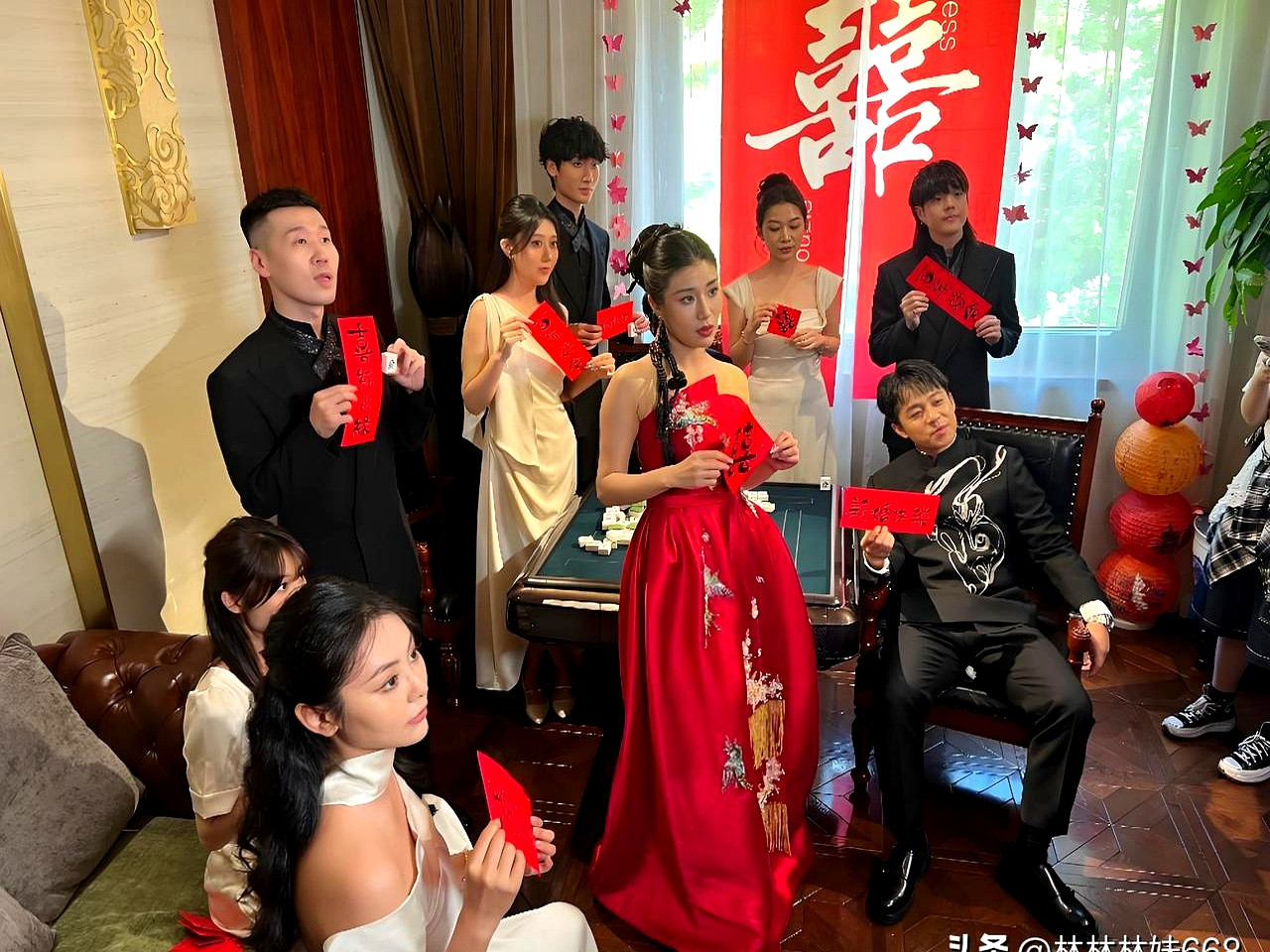 在张九龄的婚礼上，现场的气氛如同一场浪漫的交响乐，欢笑与祝福交织成和谐的旋律。宾