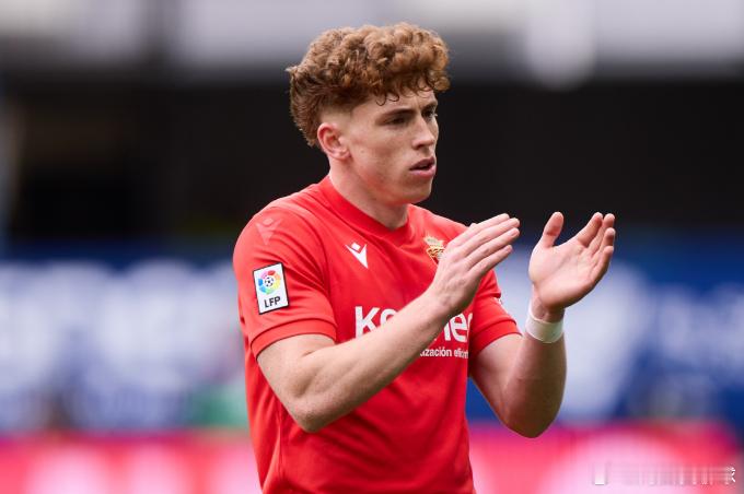 04月19日讯据西媒《世界体育报》报道，巴萨对奥萨苏纳前锋穆尼奥斯感兴趣，在球