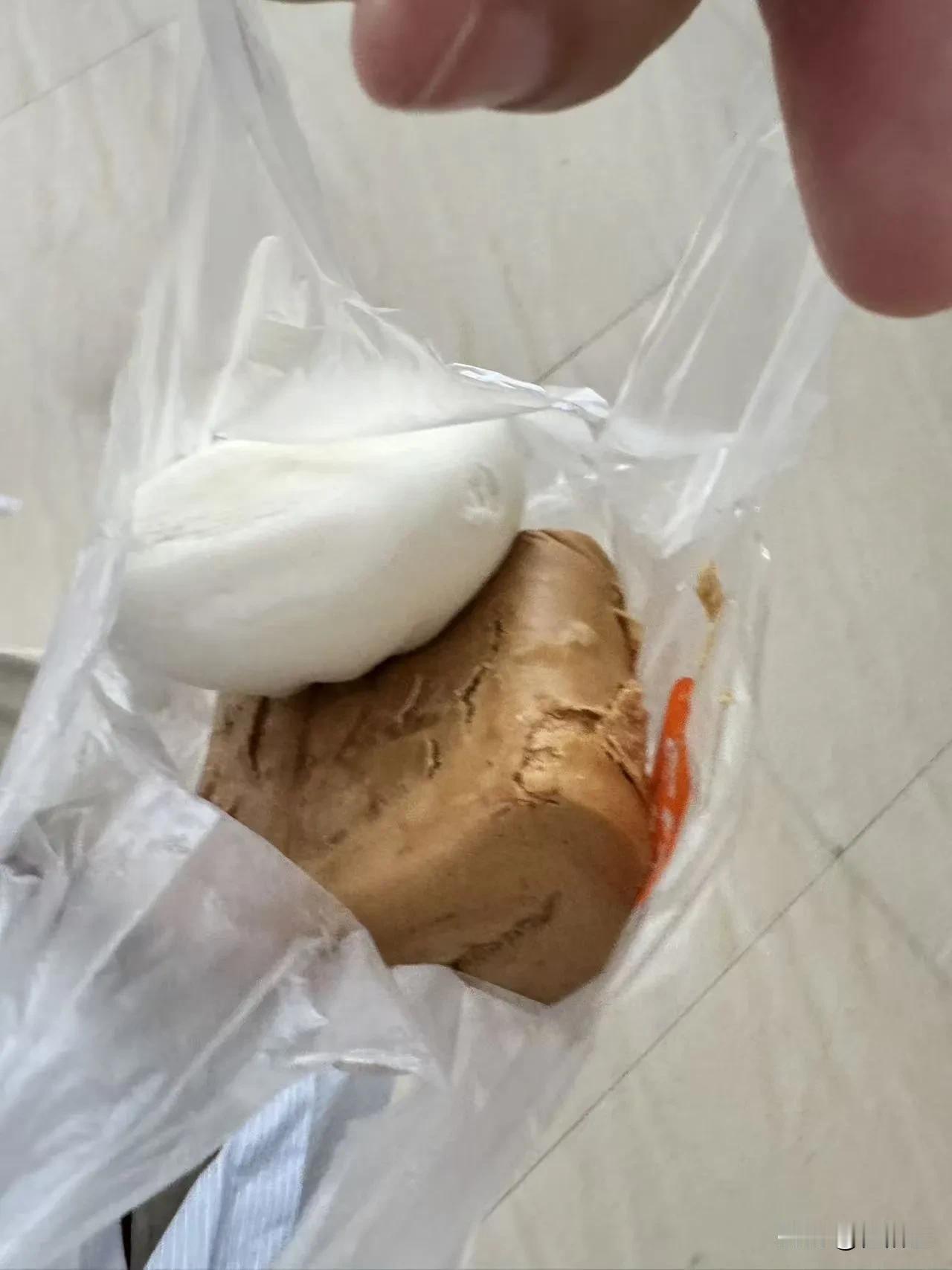 早上在杭州读大二的女儿给我发来一个图片，告诉我说，妈呀，我早上在学校食堂买了一个