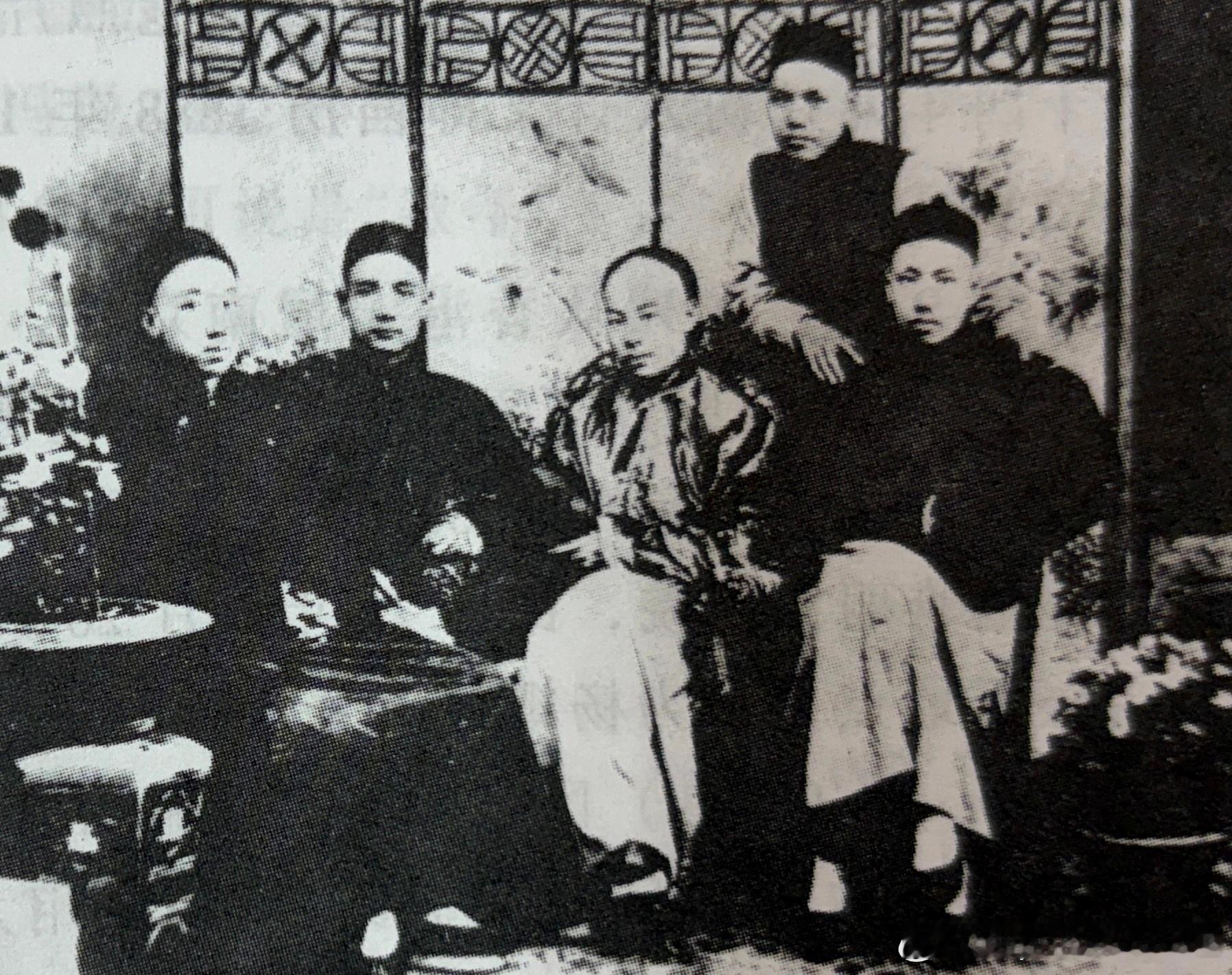 1892年10月15日“四大寇”（左起杨鹤龄、孙中山、陈少白、尤列）与关心焉（景