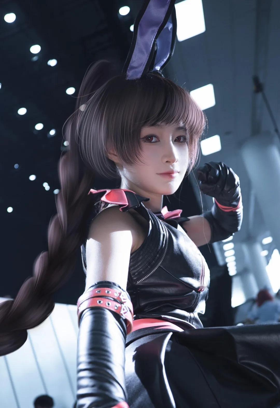 未来科技感十足的赛博朋克女孩，炫酷黑皮装搭配紫色兔耳发饰，气场十足！🚀✨