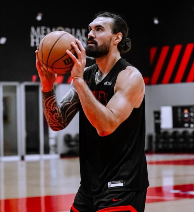 根据消息报道，明天火箭队与灰熊队的常规赛对决，火箭队的替补中锋亚当斯由于“肌肉紧