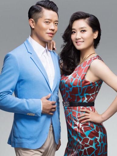 有一次，凤凰传奇演出完，曾毅带着玲花回自己家吃饭，曾父问她：“你俩在一起这么长时