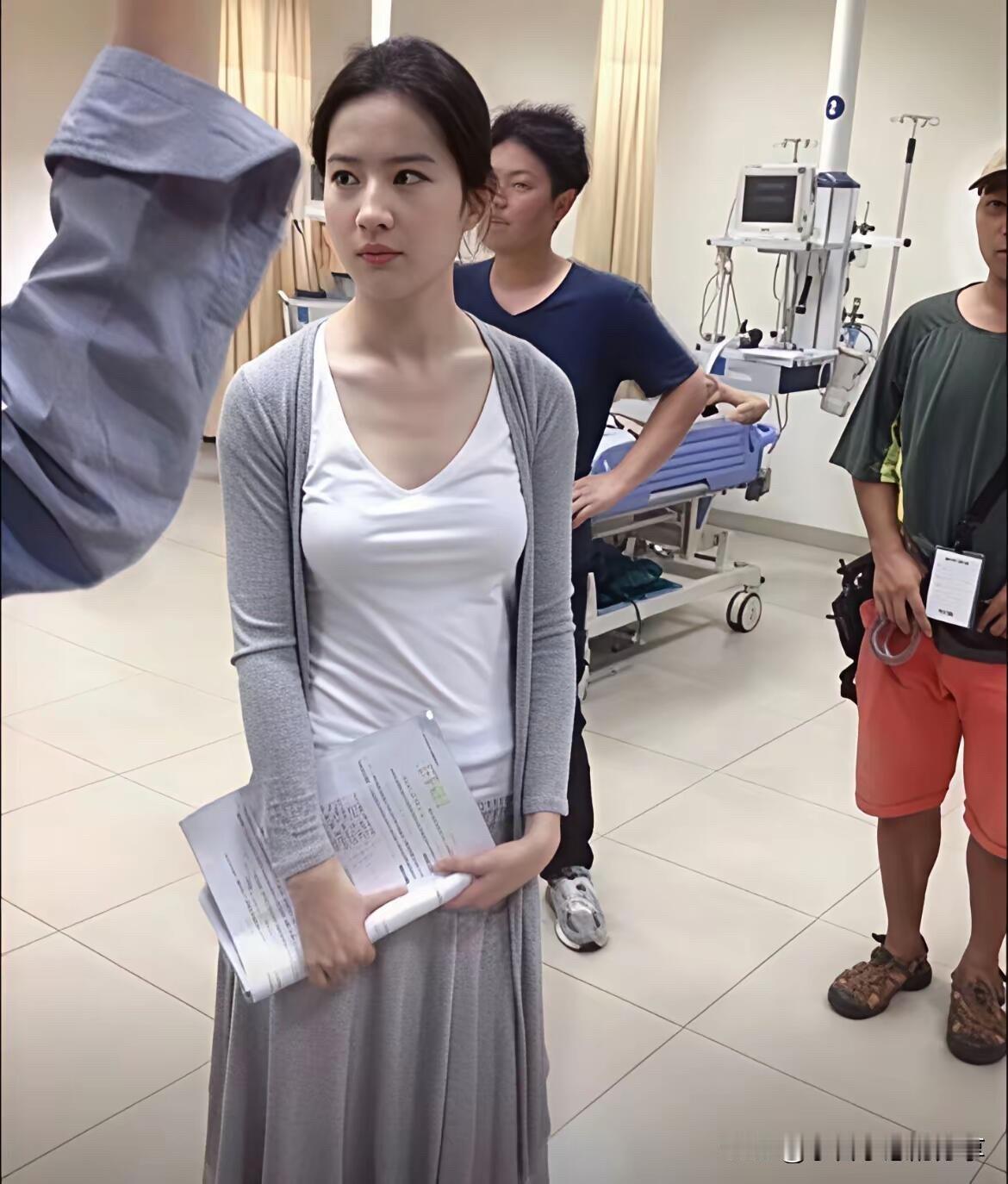 认真工作的女孩就是漂亮，你看女神拿着稿子素颜出镜的样子好迷人。浑身上下都透着