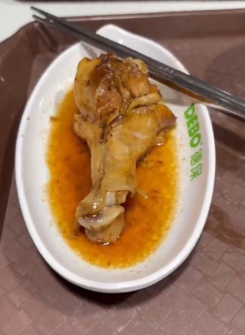 中国小学午餐让印度网友破防了！最近，一段中国小学生吃午餐的视频在印度引发热议。画