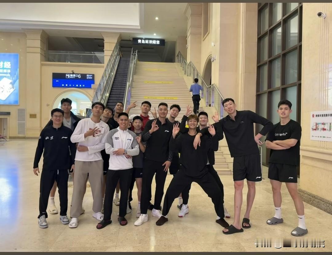 赵睿依旧搞怪，北京男篮青岛小聚！最近各支球队陆陆续续的在青岛进行体测，北京男