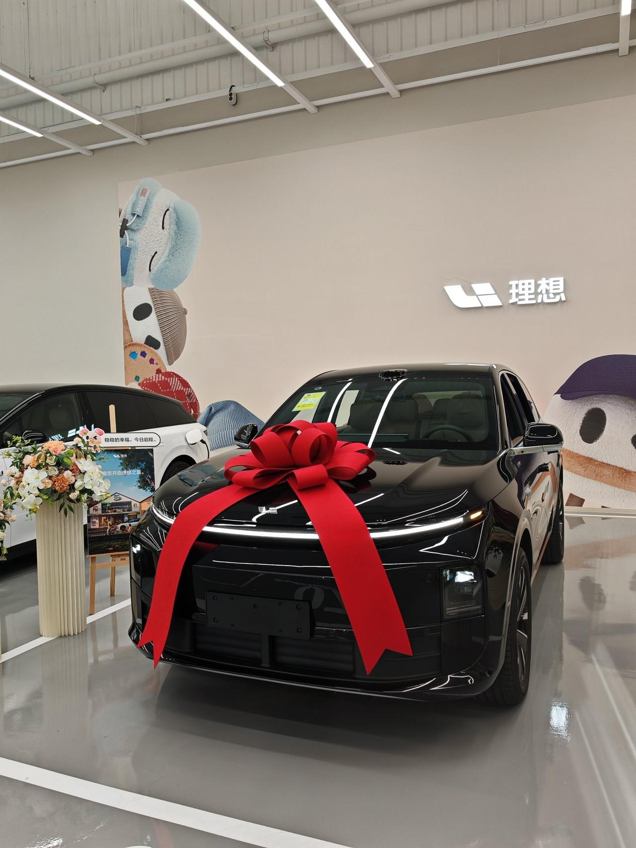 燃油汽车VS新能源汽车，哪个养车成本高？作为刚提了理想L6的车主，这题我可太