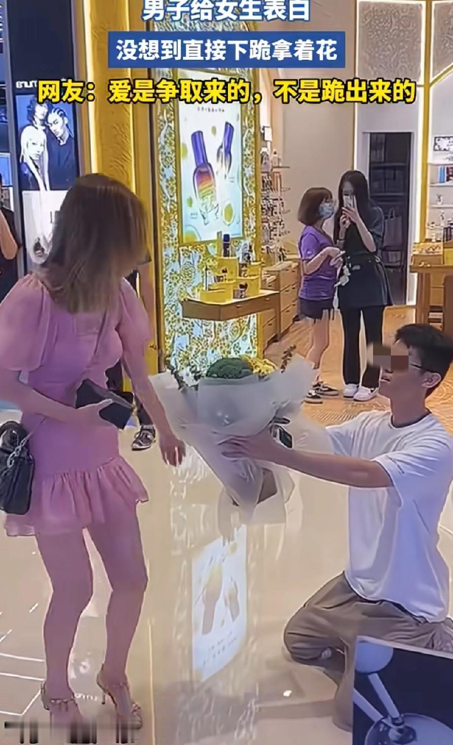 笑不活了！头一回见人送西兰花表白！广东，一男子在商场，当着众人的面，直接双膝
