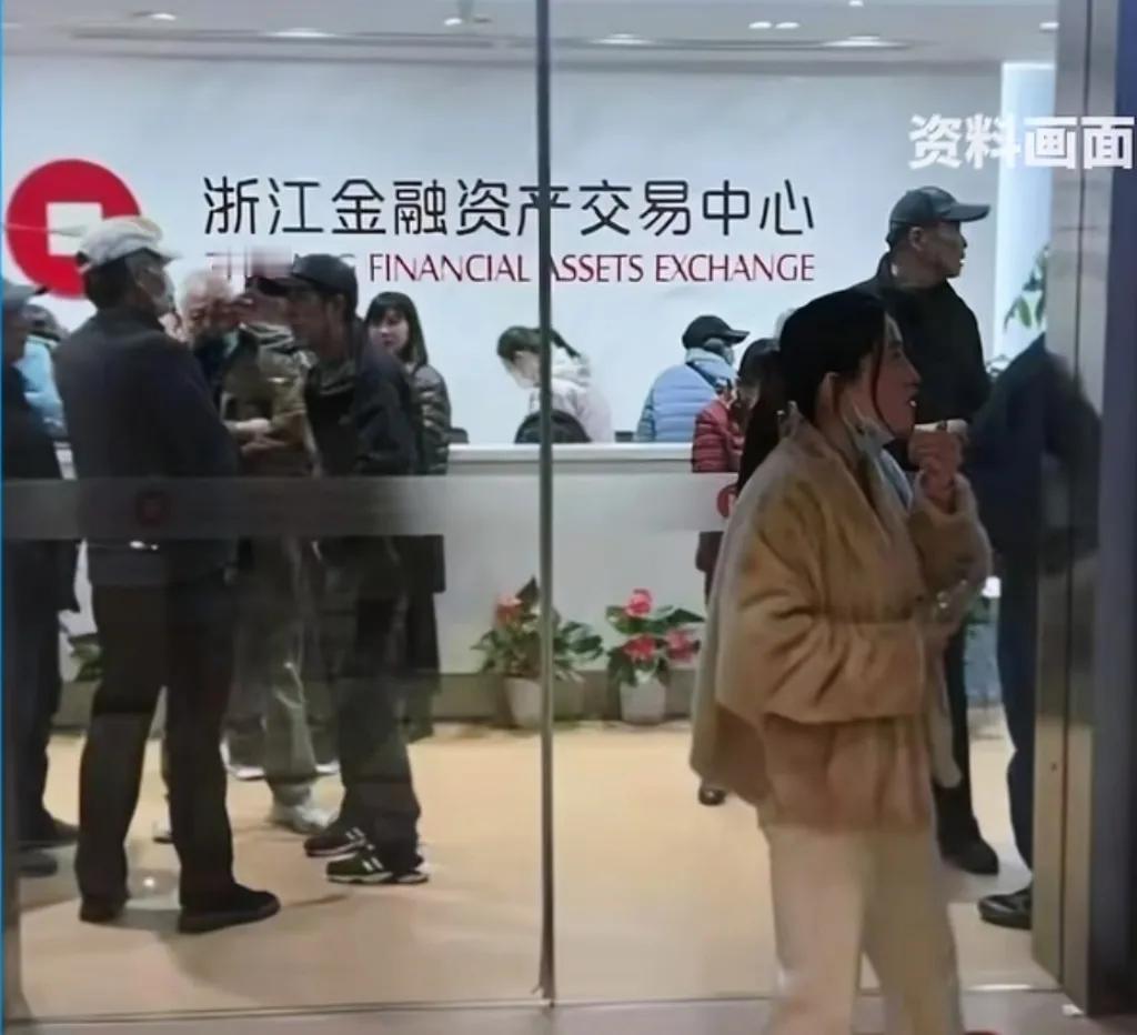 浙金中心这事儿闹得大了看着大厅里挤满了从天南地北赶来的人，真挺唏嘘