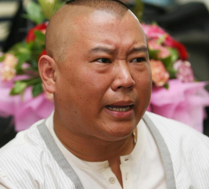 2006年深秋，郭德纲在北京天桥剧场的后台刚签完名，一个粉丝突然把节目单举到他眼