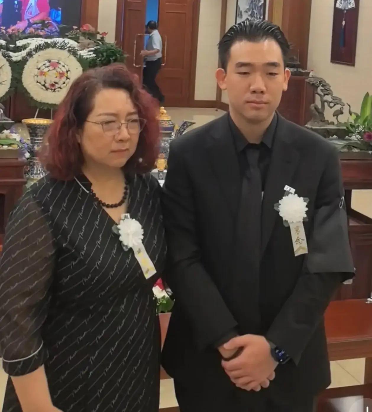 唐师曾儿子正面照首曝光，和父亲年轻时一模一样。8月27日上午，著名战地记者唐师曾