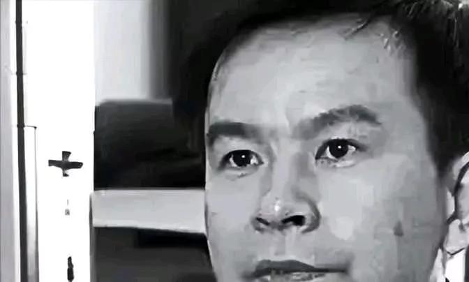 1992年，浙大高材生李红涛被警察逮捕，然而让所有人不敢相信的是，他竟然趁着警