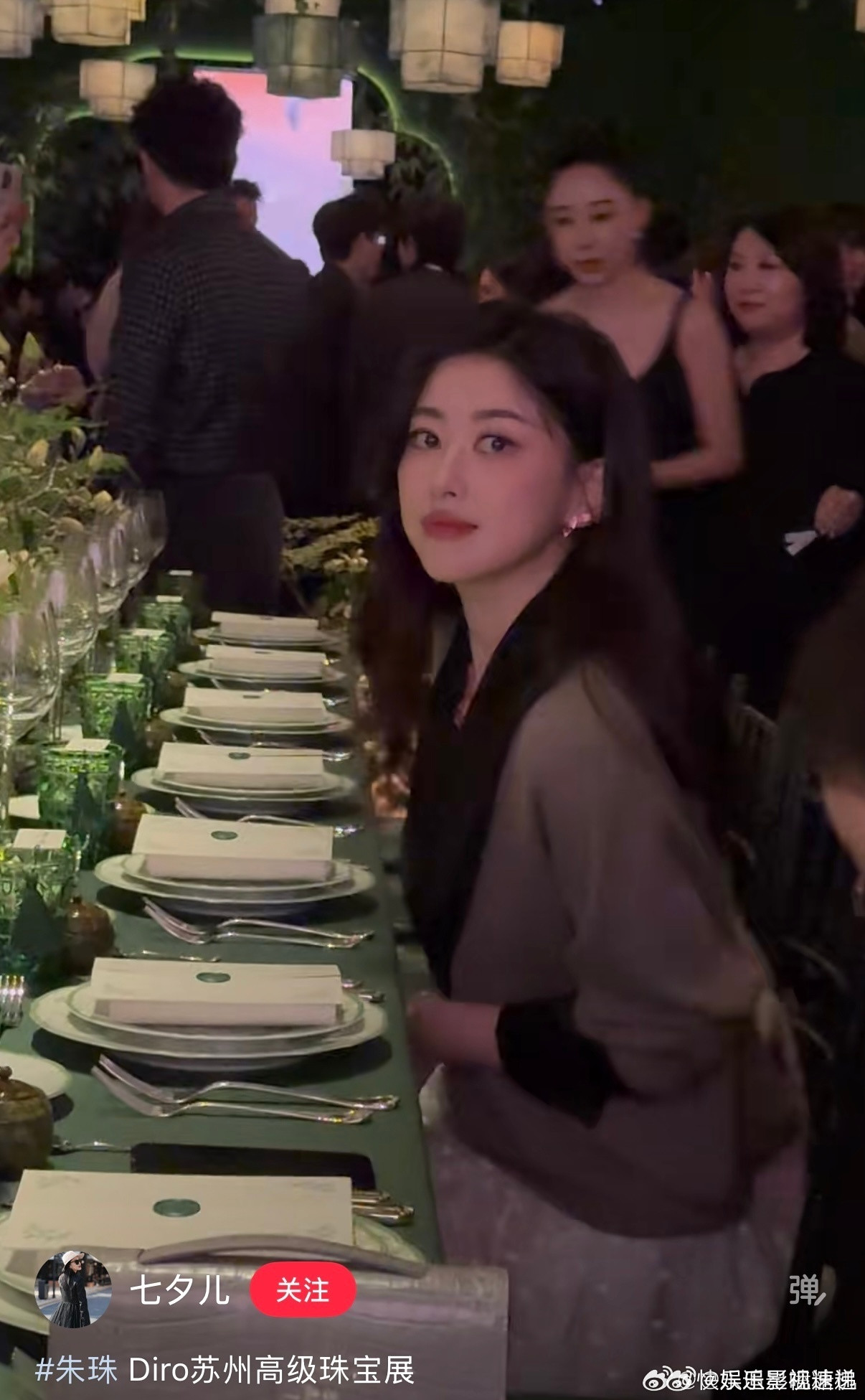 晚宴内场的朱珠朱珠在苏州晚宴上的造型太绝了，一袭礼服衬得她肤白貌美，举手投足间
