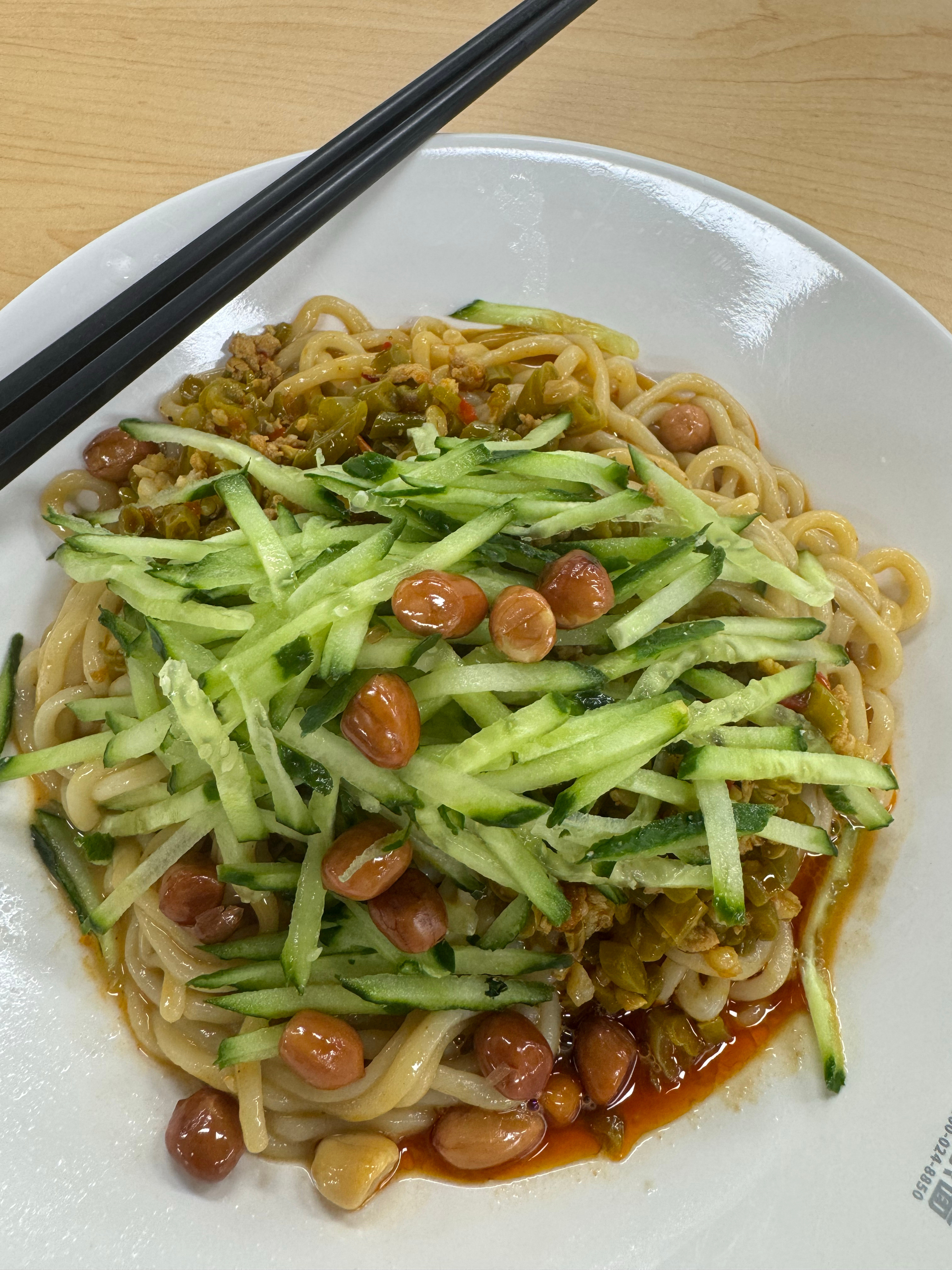 天太热了！中午吃了一碗酸豆角肉沫拌面，忘记让他做不辣的了有点辣，但是很好吃，就是