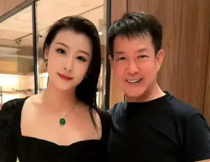 68岁元彪状态惊艳众人！与美女舞蹈家共餐，冻龄身材引热议