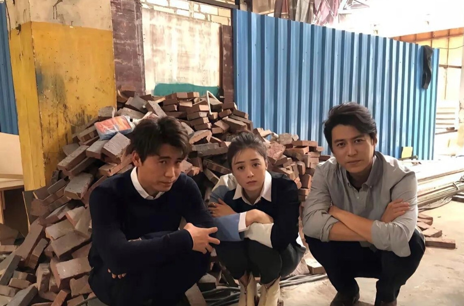 这不知道是哪一部剧的剧照，离开了美颜和滤镜蒋欣的颜值，也是能扛住生图的。本人皮肤