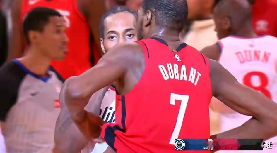 凯文.杜兰特与伦纳德赛后的窃窃私语被专家解读，这才是正确的版本。杜兰特：我三弟什