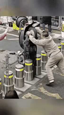 远离这种智障+人渣！👎