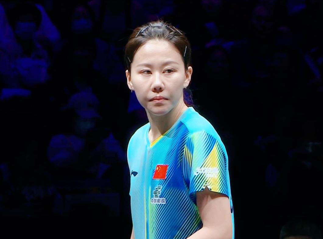 我发现，个子太高，打乒乓球的漏洞太明显了！那就是中间位。今天大白鹅的正手轻