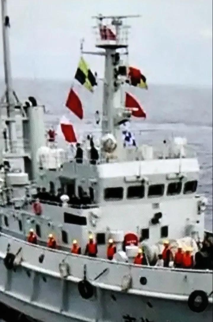 南海传来令人振奋的好消息，让国人狠狠出了一口恶气。人们纷纷称赞：“早就该给‘菲驴