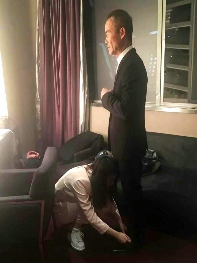 当年那张照片，王石西装革履，身边的田朴珺，穿着一身睡衣，蹲下去给他系鞋带。镜头