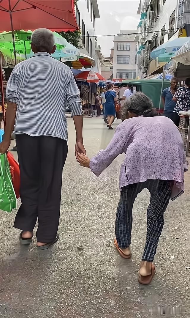 谁来承担责任？河南汝州，70多岁老汉和老伴吃完饭，两口子手牵手出去遛弯。经过人行