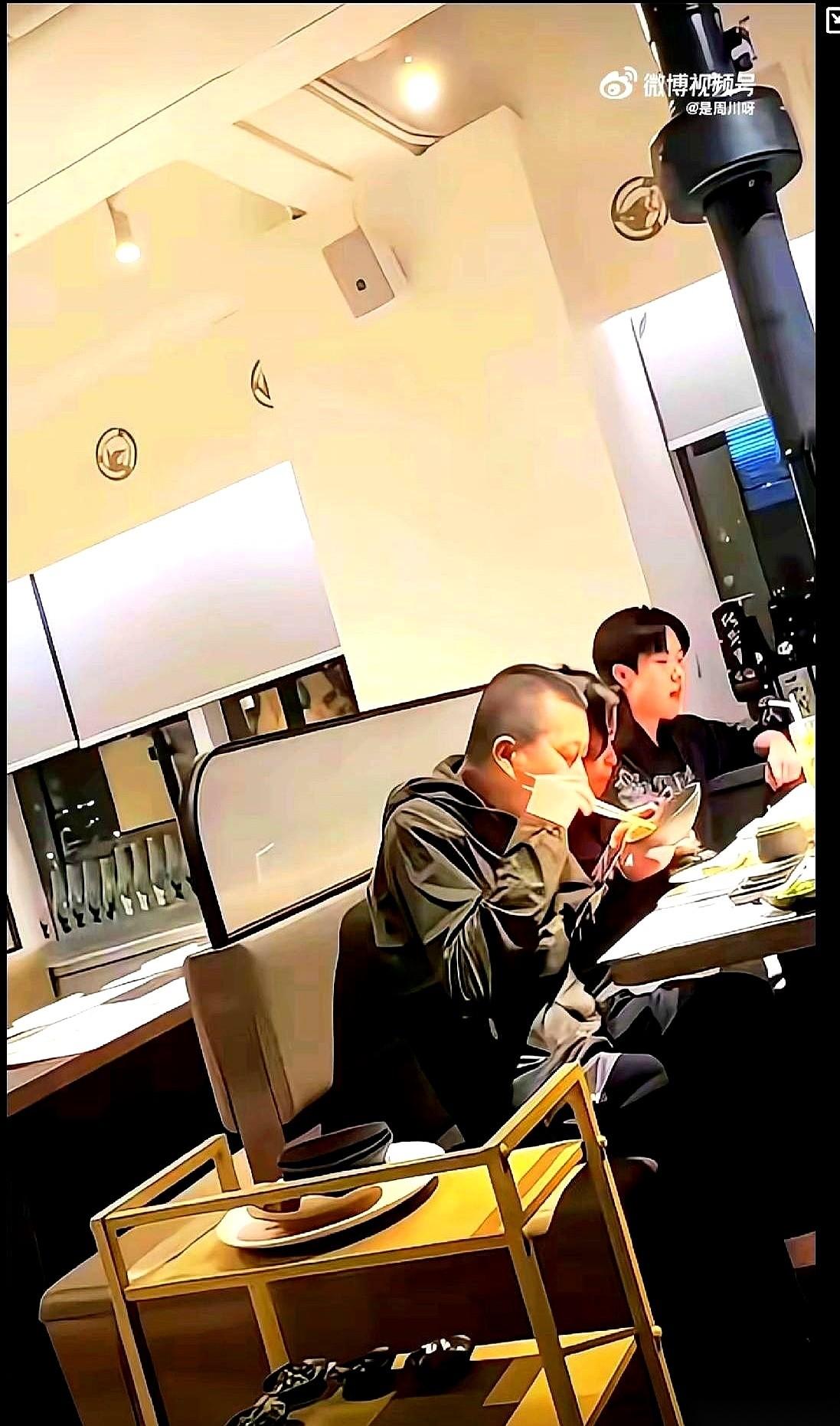 刷到王楚钦一家在澳门吃饭的照片，愣了三秒，一下就给看破防了。他就坐在最里头，妈