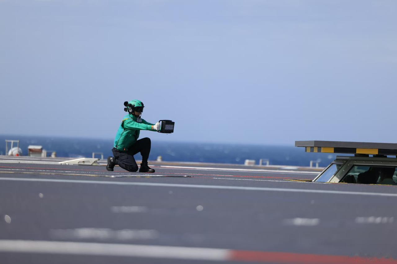 福建舰操作人员手中显示“03600”的设备是弹射重量显示器。结合该舰此前显示数字