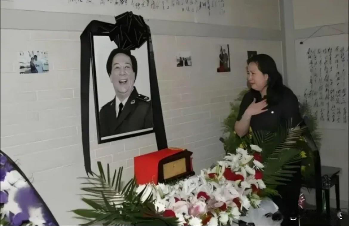 2005年，特型演员古月去世后，妻子张燕望着丈夫的遗像的悲痛场景。古月是毛泽东的