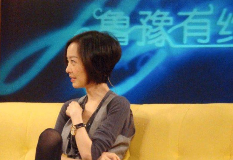 当年，央视去北京广播学院挑主持人，鲁豫长相平平站在一堆漂亮姑娘跟前很不起眼。1