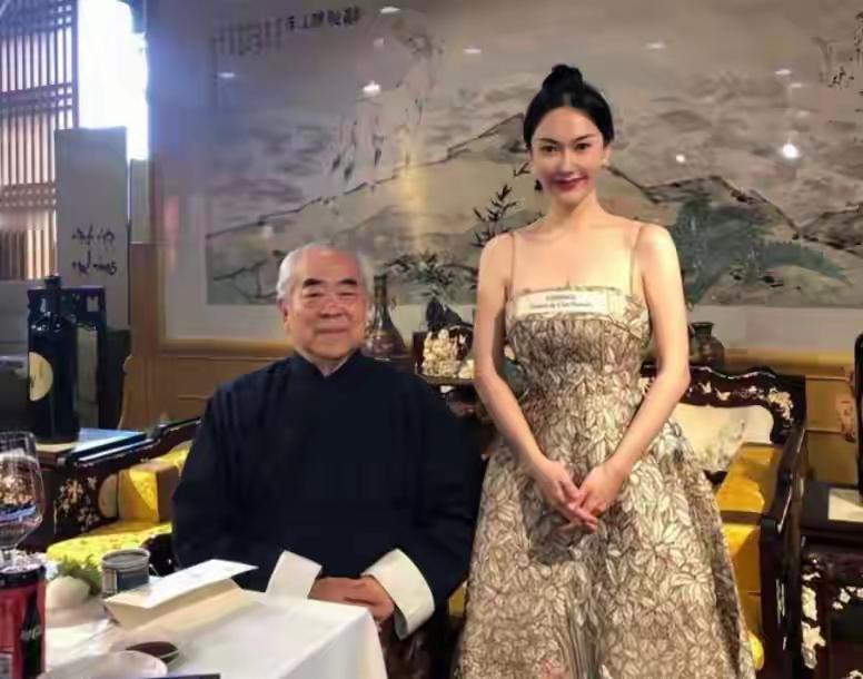 范曾大师又创造了一个记录，也对蔡澜的话进行了印证。范曾大师经历四段婚姻，87岁又