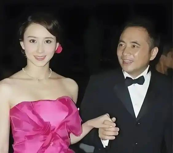 她就是所有女明星里嫁得最好的那一个，没有之一。最近看她和老公上综艺，才知道
