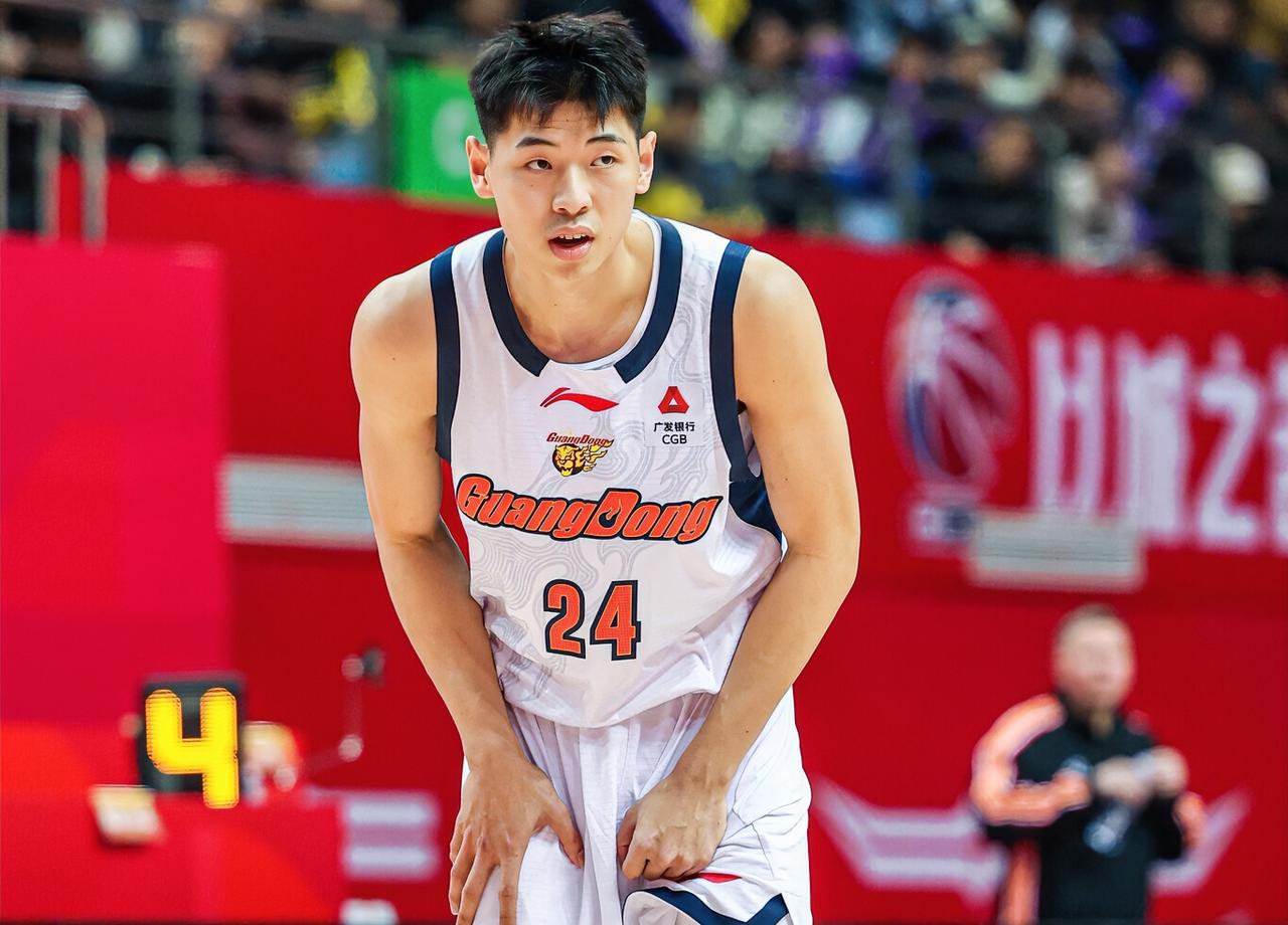 太“不懂事”了！崔永熙最后时刻不留情面，直接给对手外援钉板大帽。CBA季后赛
