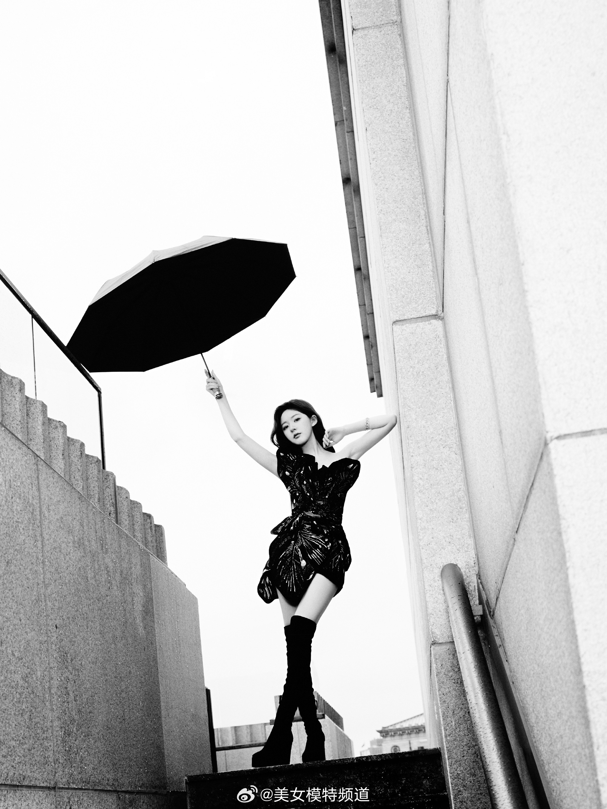 赵露思黑色抹胸礼服裙写真大片