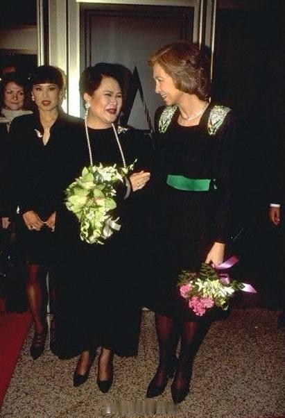 王室王室泰国王室2025年10月30日,索菲亚到暹罗驻板鸭大使馆悼念红