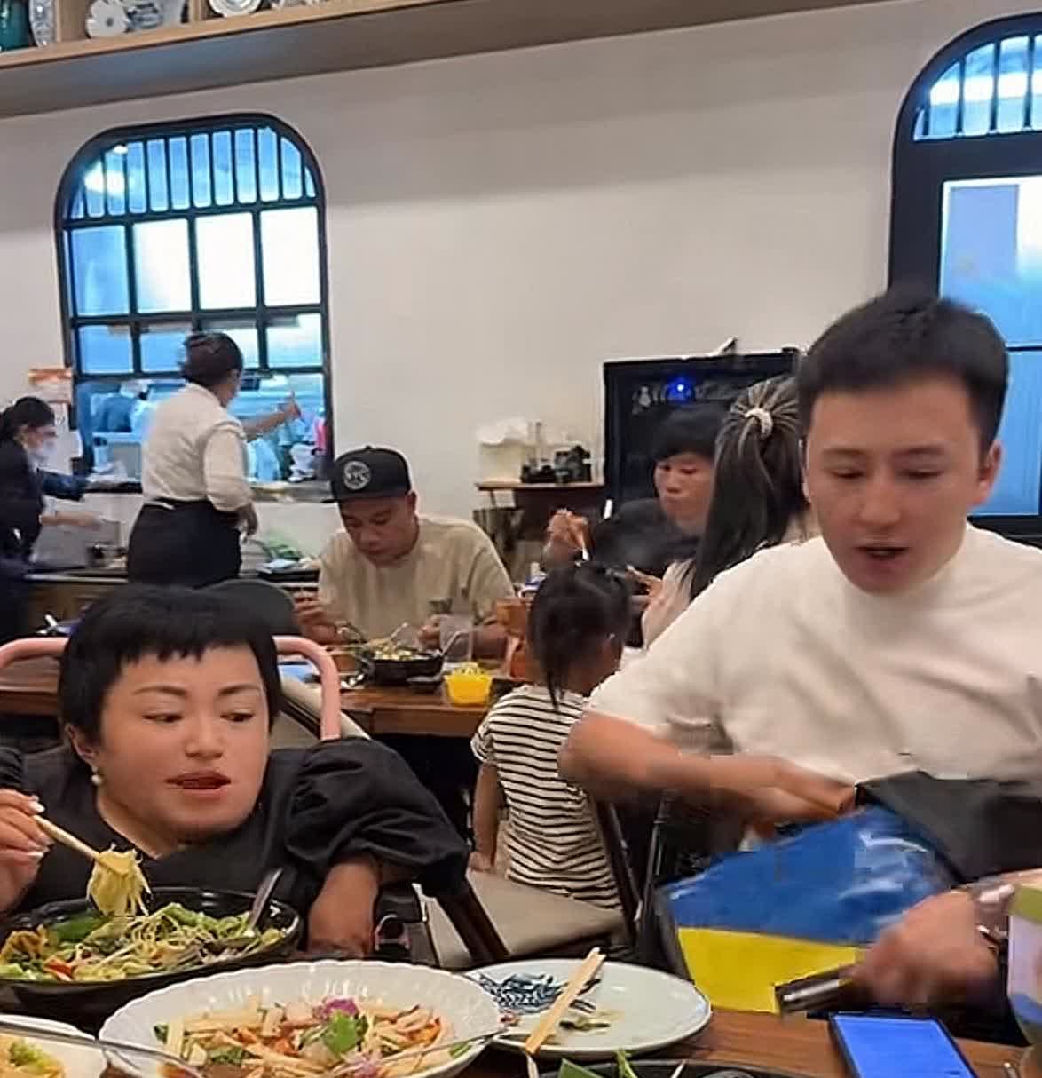网红赚钱容易，花钱也大手大脚，李喜梅和大双去泰国玩，点了一大桌子菜。刚去