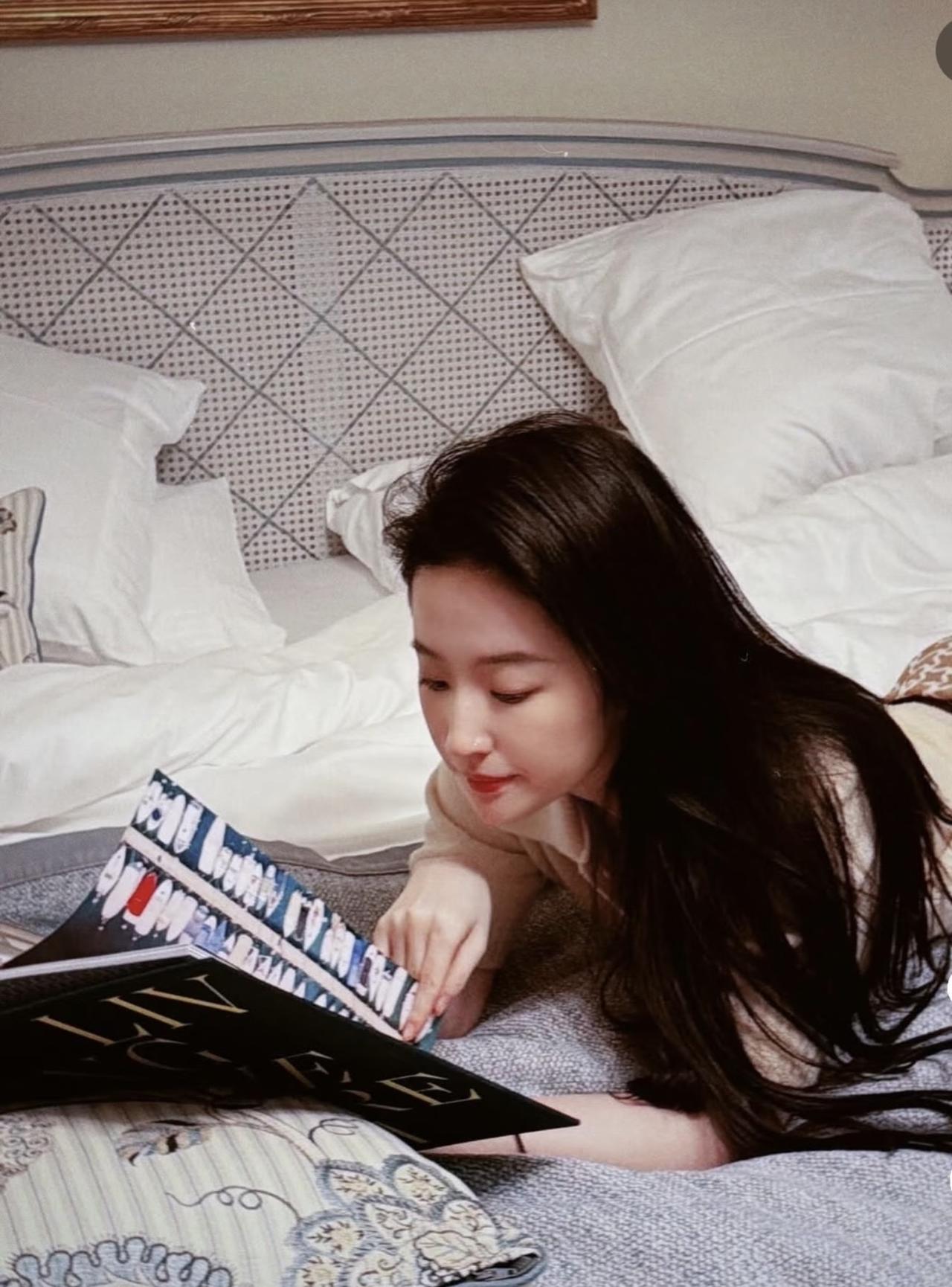 近日，刘亦菲到达巴黎后，在社交平台上更新动态，大秀美少女身材。刘亦菲给人一种