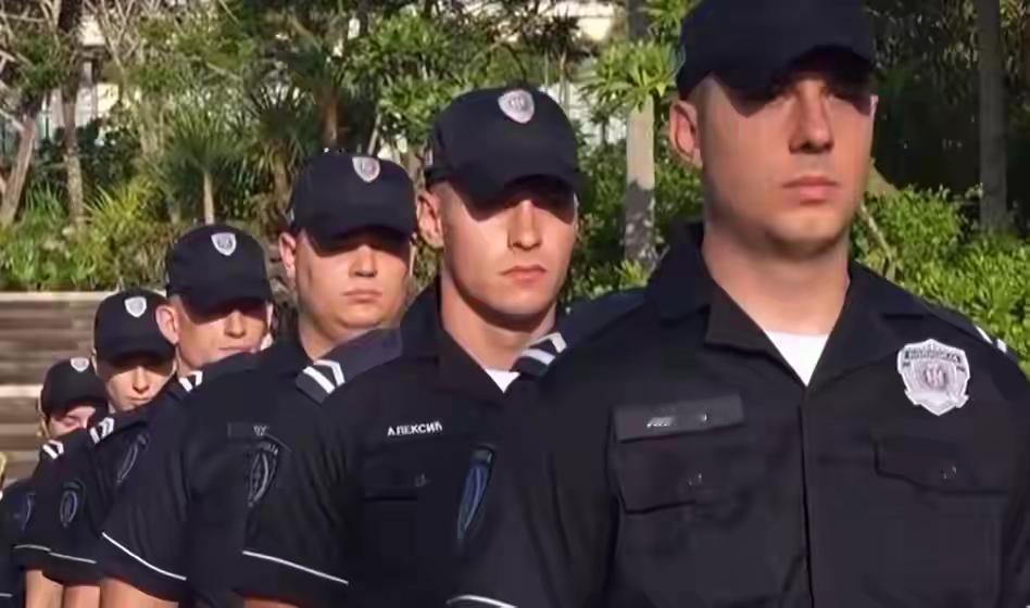 你敢信？三亚景区出现了外国警察巡逻！9月11日，8名塞尔维亚警员和咱们中国民警一