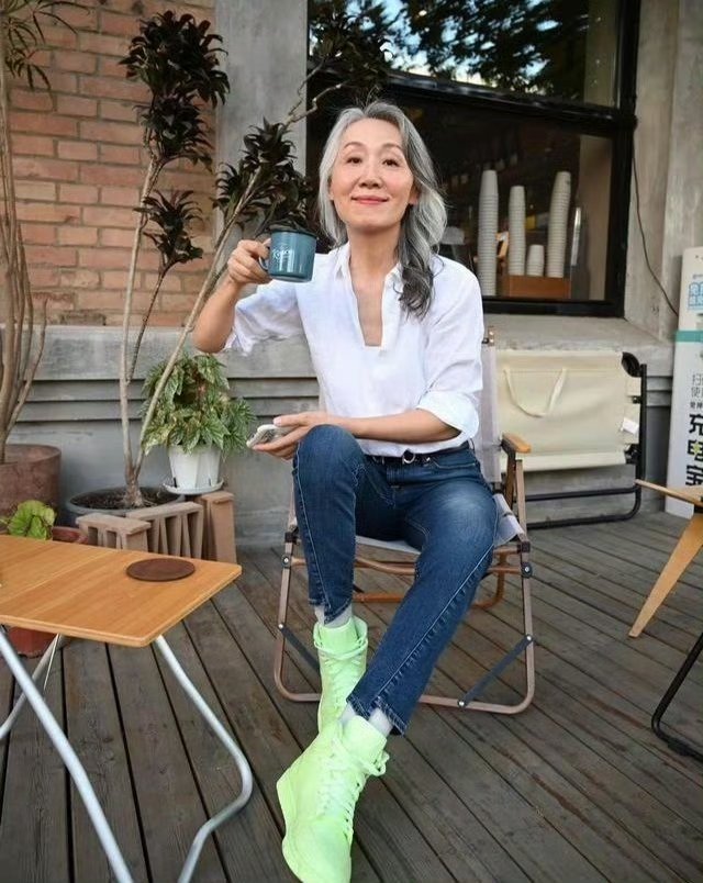 我丢，这位“北京奶奶”太惊艳了，白发不染，穿衣时髦，老了也很优雅​​​​