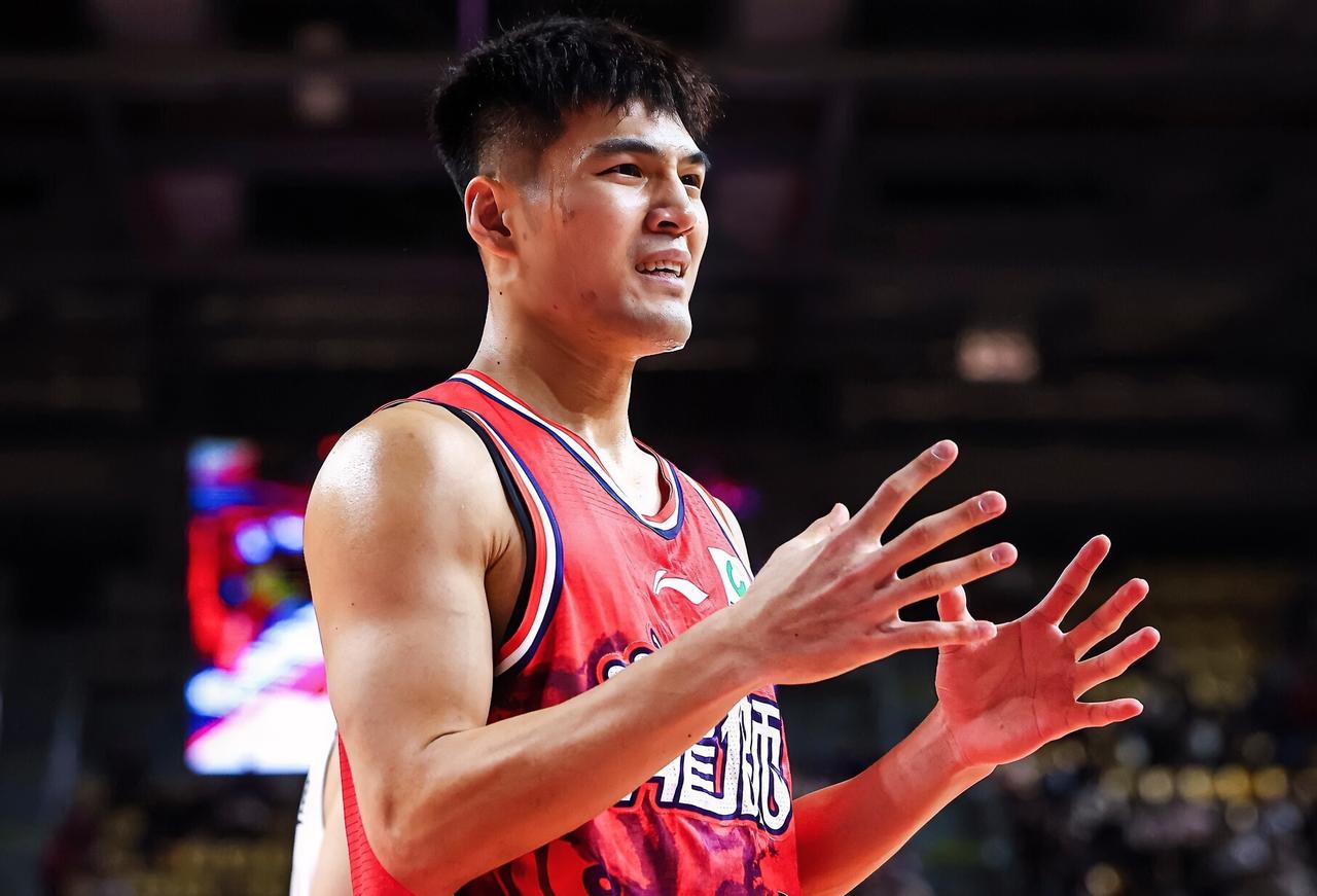 陈国豪：伦哥，还得是你啊！拿着顶薪还可以参加个综艺，做做解说的，能带我不？？？