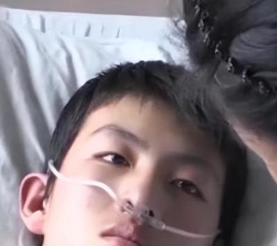 破防了！17岁男孩肝衰竭住院，5年后母亲专程回郑州，只为见当年的医生一面。2