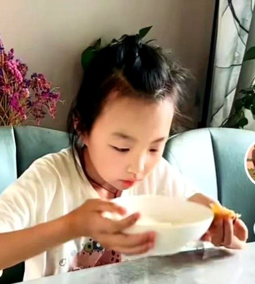 田静今天早上正式回应与杜大娘的关系！有人总说，田静与大娘是母女俩！说到拍视频这