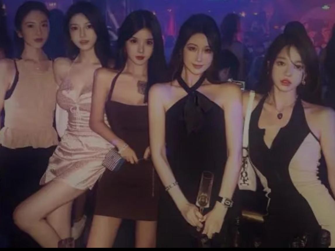 我看透了所谓“精神小妹”的真相那不过是廉价的青春在寻个安身之所。54岁卖烟丝